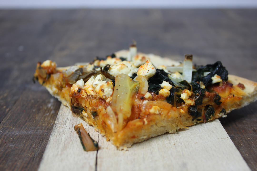 Knusprige Mangold-Pizza mit pikantem Gemüse
