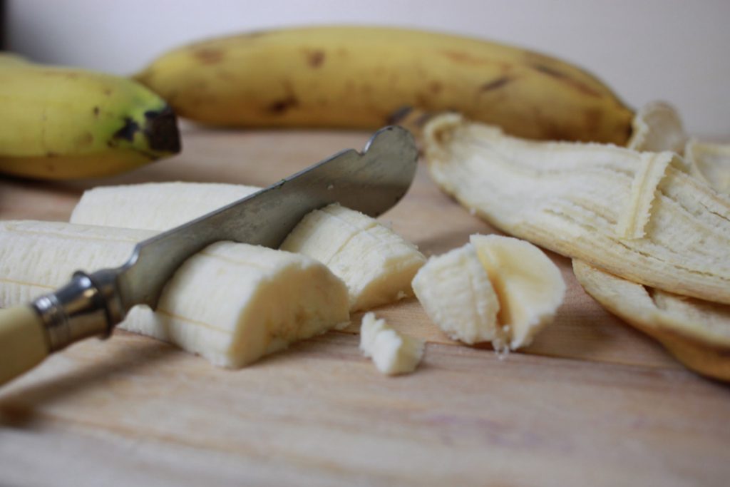 Veganer Bananen-Guglhupf braucht Bananen, diese in dünne Scheiben schneiden