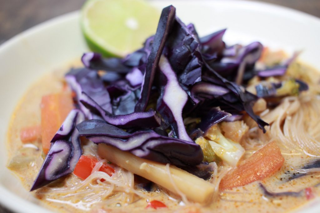 Vegane Curry Reisnudeln heizen Euch an kalten Tagen richtig ein 