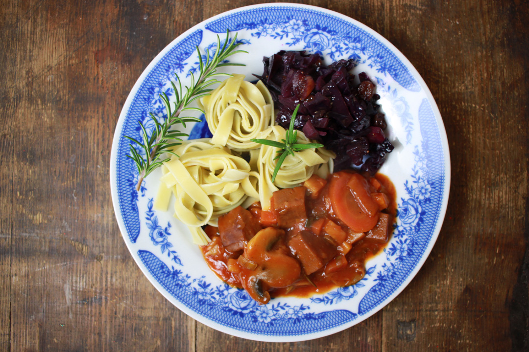 Veganes SeitanGulasch mit Wintergemüse brokkolibastards