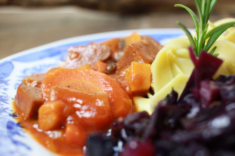 Veganes SeitanGulasch mit Wintergemüse brokkolibastards