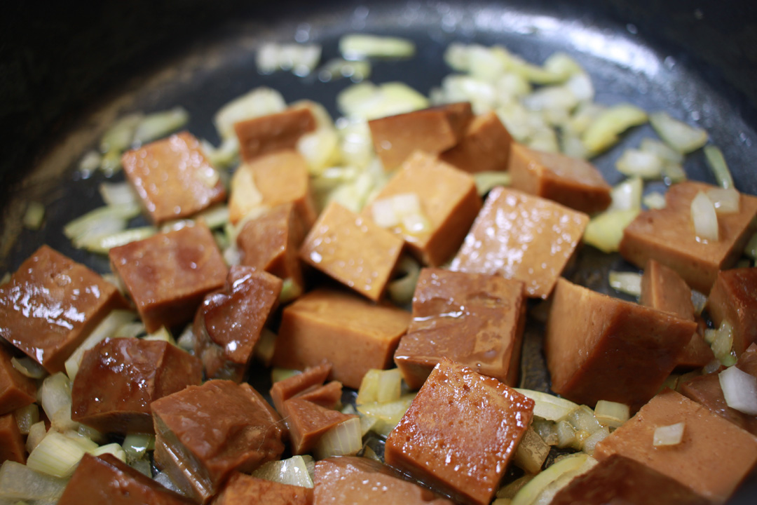 Veganes SeitanGulasch mit Wintergemüse brokkolibastards