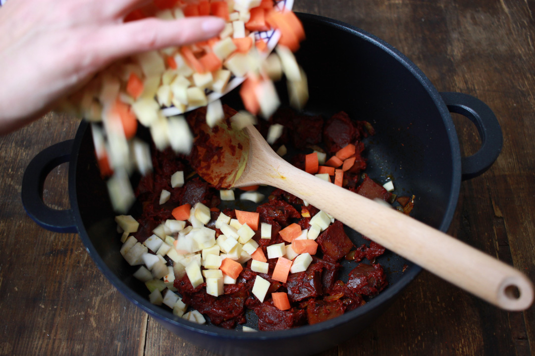 Veganes SeitanGulasch mit Wintergemüse brokkolibastards
