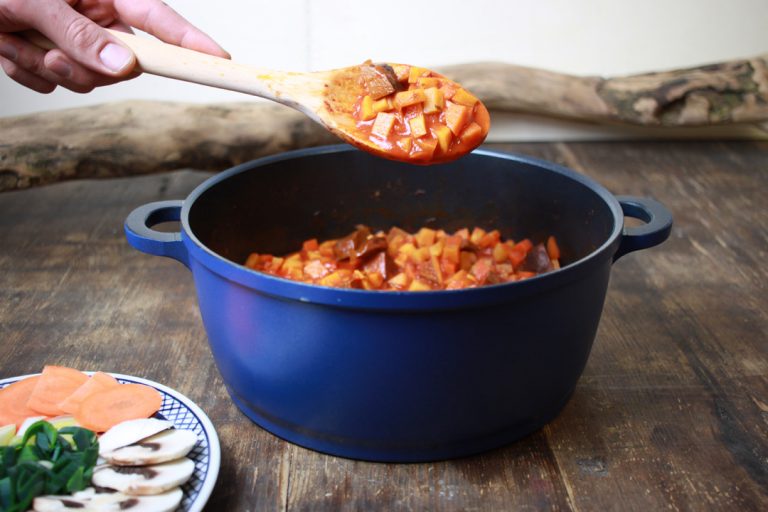 Veganes SeitanGulasch mit Wintergemüse brokkolibastards