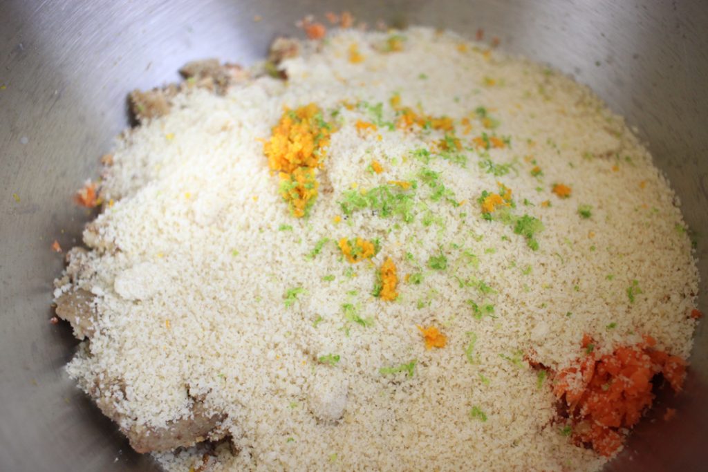 Veganer Karottenkuchen braucht Möhren. Diese mit den Mandeln, Haselnüssen und der Zitrusschale unterheben