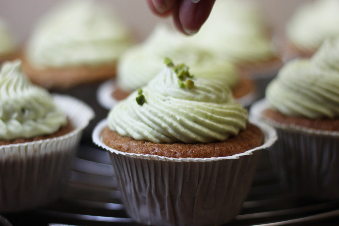 Vegane Kardamom Cupcakes mit Pistazien Creme - brokkolibastards