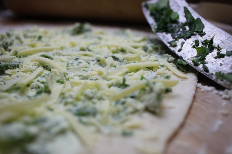 Vegane Bärlauch Schmand Fladen mit Coconut Bacon - brokkolibastards