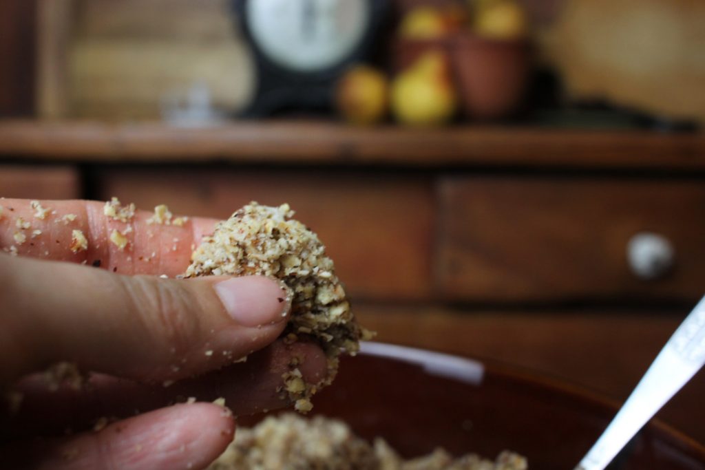 Hält der Crunch bei Fingerdruck zusammen, habt Ihr die richtige Konsistenz für Eure glutenfreie und vegane Birnen-Tarte