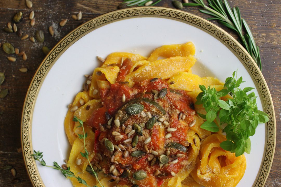 Selbstgemachte vegane Kürbis-Tagliatelle mit scharfer Zucchini ...