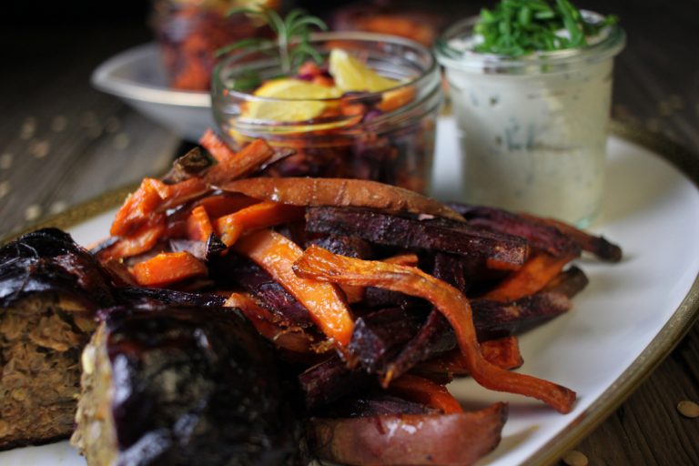 Rotkohl-Linsen-Rouladen an Süßkartoffel Pommes & Coleslaw ...