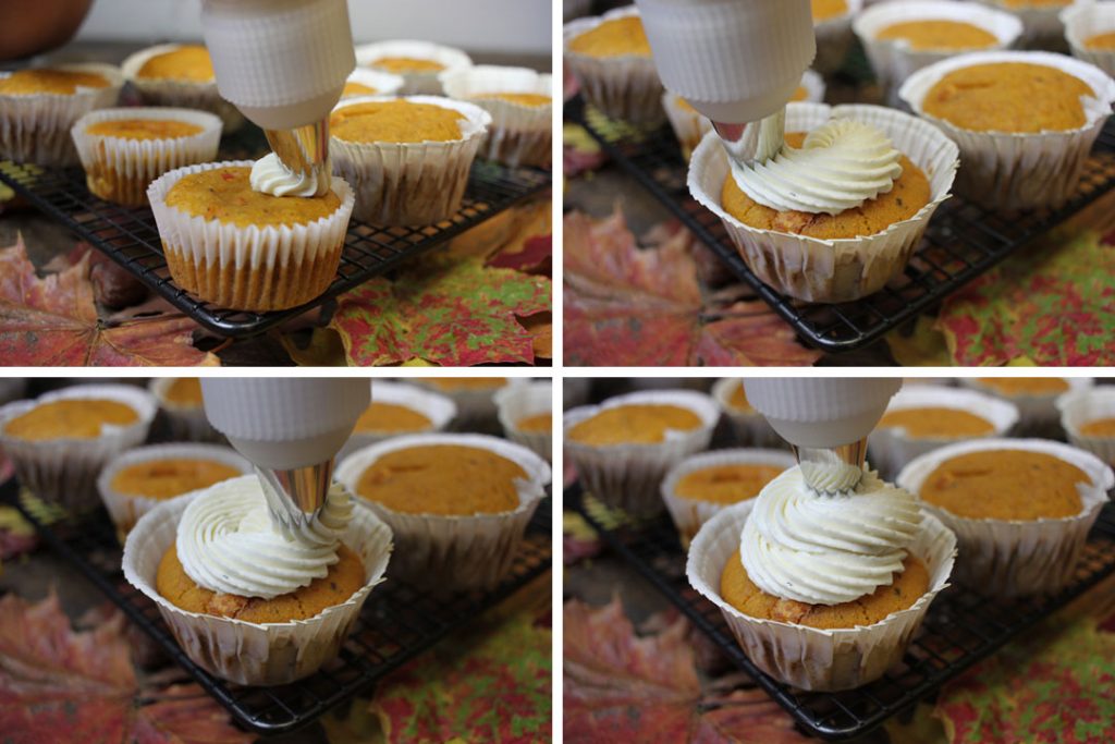 Das Tonkabohnen-Frosting mit einem Spritzbeutel und offener Sterntülle auf die Cupcakes setzen