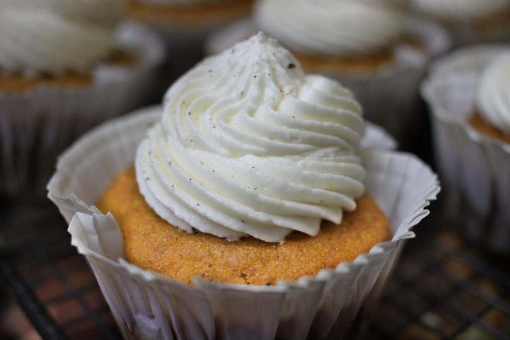 Vegane Pumpkin Pie Cupcakes: Zum Abschluss etwas Tonkabohne über die fertigen Cupcakes reiben