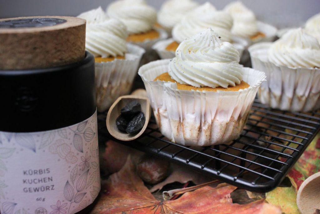 Genau das Richtige für Herbst- und Weihnachtszeit: Vegane Pumpkin Pie Cupcakes mit Tonkabohnen-Frosting